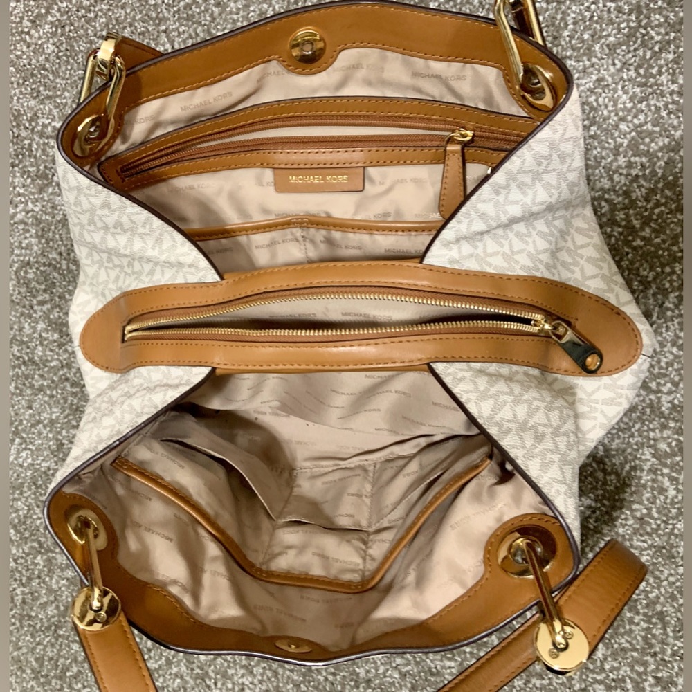 Michael Kors Hobo handbag - Picture 4 of 6
